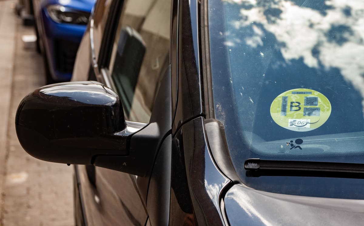 Dónde poner la etiqueta medioambiental en el coche